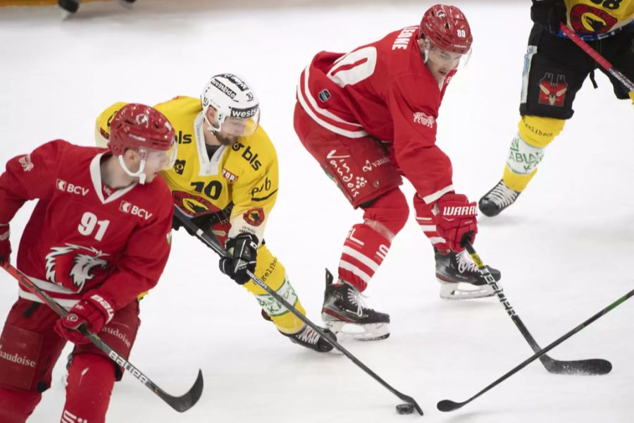 Tristan Scherwey (SCB, Mitte) nimmt es gleich mit mehreren Spielern des Lausanne HC auf.