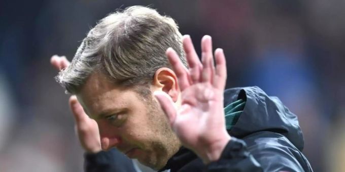 Bremens Trainer Florian Kohfeldt muss auf die Partie gegen Eintracht Frankfurt noch etwas warten. Foto: Carmen Jaspersen/dpa Bremens Trainer Florian Kohfeldt muss auf die Partie gegen Eintracht Frankfurt noch etwas warten. Foto: Carmen Jaspersen/dpa