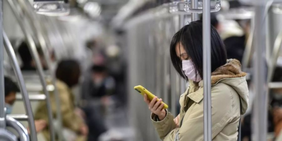 Eine Frau in der U-Bahn in Shanghai