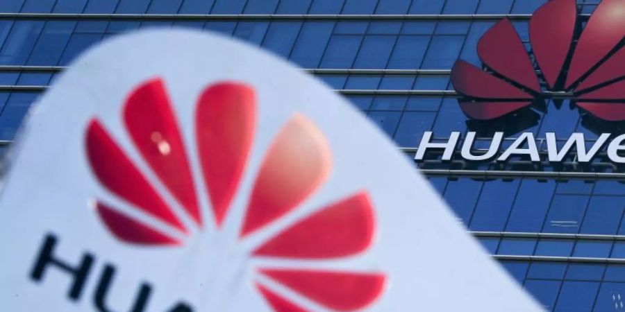 In Europa hat Huawei bereits mit 47 Providern Verträge zum Aufbau der neuen Mobilfunkgeneration 5G abgeschlossen. Foto: Andy Wong/AP/dpa/Archivbild