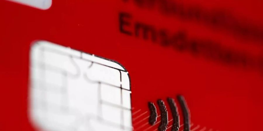 Kontaktloses Bezahlen an der Ladenkasse im Vorbeigehen oder mit einer App auf dem Handy - neue Bezahlverfahren sind im Kommen. Foto: Rolf Vennenbernd/dpa