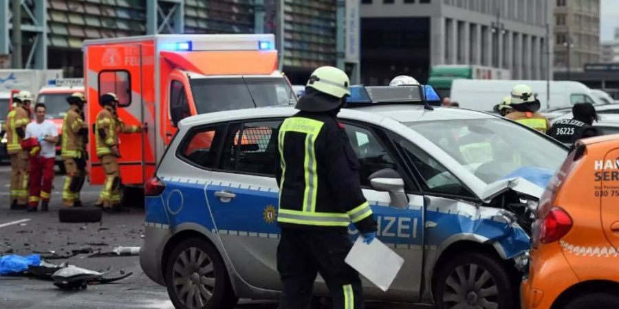 Der Wagen einer 21-Jährigen war im Januar 2018 von einem Polizeiauto mit Blaulicht nahe dem Berliner Alexanderplatz gerammt worden. Die junge Frau starb noch an der Unfallstelle. Foto: Maurizio Gambarini/dpa