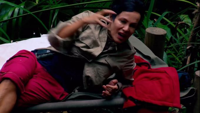Sonja macht vor, wie Danni ständig alle angreift im «Dschungelcamp». Dschungelcamp