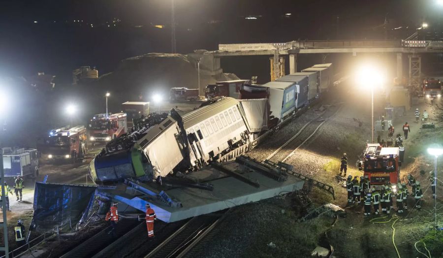 Die Lok kollidierte auf der Rheintalstrecke mit Teilen einer Brücke.