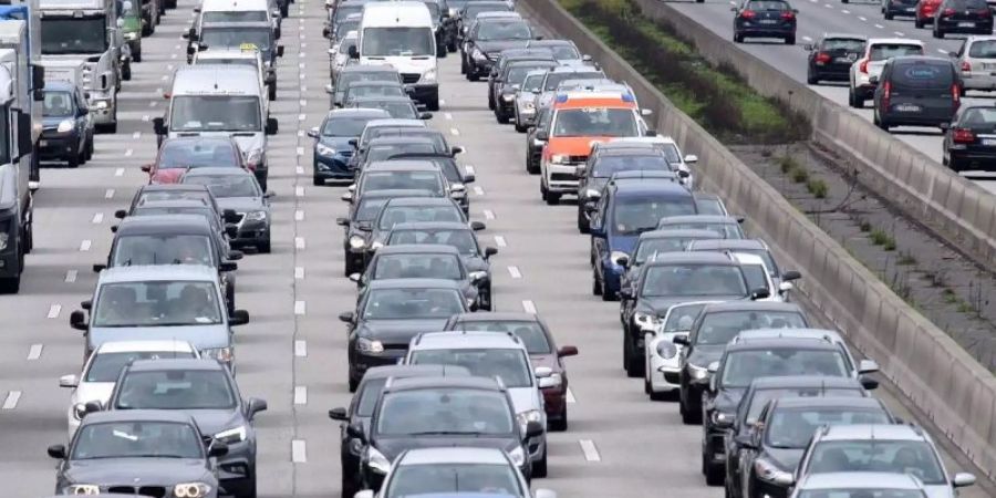 Der Verkehr staut sich auf der Autobahn A5 in südlicher Richtung in der Nähe des Darmstädter Kreuzes. Trotz Umweltdebatte gibt es immer mehr Fahrzeuge auf den Strassen. Foto: Jürgen Mahnke/dpa