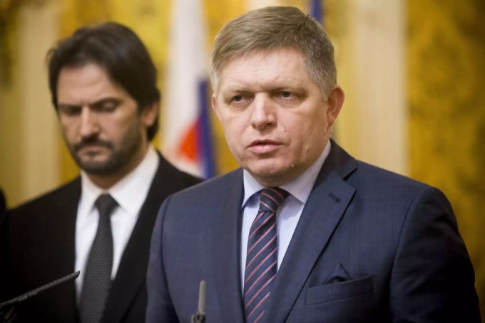 Der slowakische Ministerpräsident Robert Fico (r.) trat wegen der Proteste nach dem Mord an Kuciak zurück. robert fico