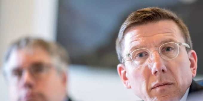 Otmar Hofer, Verwaltungsratspräsident von Provins (rechts) und Fenaco-Geschäftsleitungsmitglied Christian Consoni (links) vor den Medien in Sitten. Otmar Hofer, Verwaltungsratspräsident von Provins (rechts) und Fenaco-Geschäftsleitungsmitglied Christian Consoni (links) vor den Medien in Sitten.
