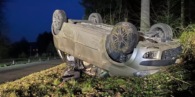 Selbstunfall – Fahrzeug mehrfach überschlagen