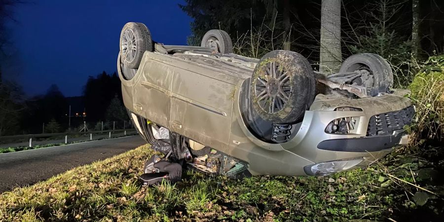Selbstunfall – Fahrzeug mehrfach überschlagen