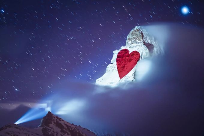 Auf das Matterhorn wird vom Schweizer Lichtkünstler Gerry Hofstetter ein Herz projiziert, um Botschaften der Hoffnung, Unterstützung und Solidarität an die Menschen im Alpenort Zermatt zu senden, die unter der globalen Corona-Pandemie leiden. Coronavirus