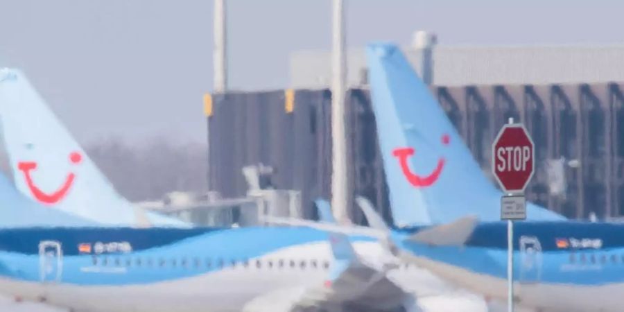 Flugzeuge von Tuifly parken am Flughafen Hannover. Foto: Julian Stratenschulte/dpa