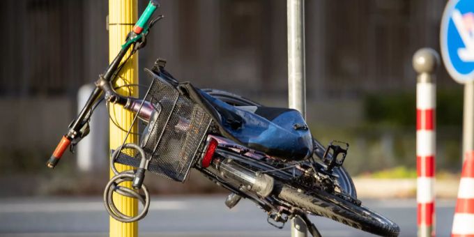 Ein vom Sturmtief «Sabine» umgewehtes Fahrrad lehnt gegen einen Pfosten. (Symbolbild) Fahrrad