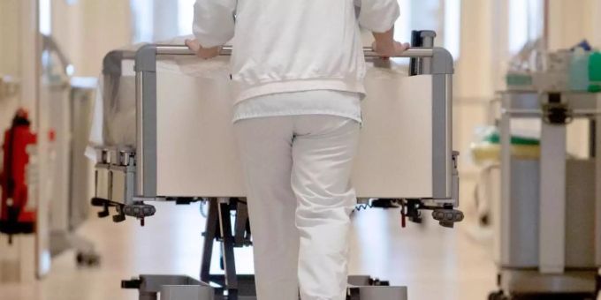 Angelernte Kräfte im Krankenhaus kommen ohne Sonderzahlungen auf 2763 Euro brutto im Monat. Foto: Marijan Murat/dpa Angelernte Kräfte im Krankenhaus kommen ohne Sonderzahlungen auf 2763 Euro brutto im Monat. Foto: Marijan Murat/dpa