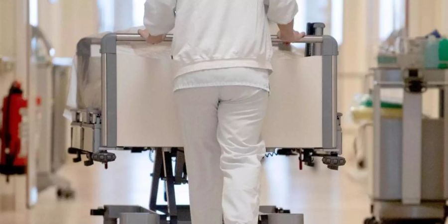 Angelernte Kräfte im Krankenhaus kommen ohne Sonderzahlungen auf 2763 Euro brutto im Monat. Foto: Marijan Murat/dpa