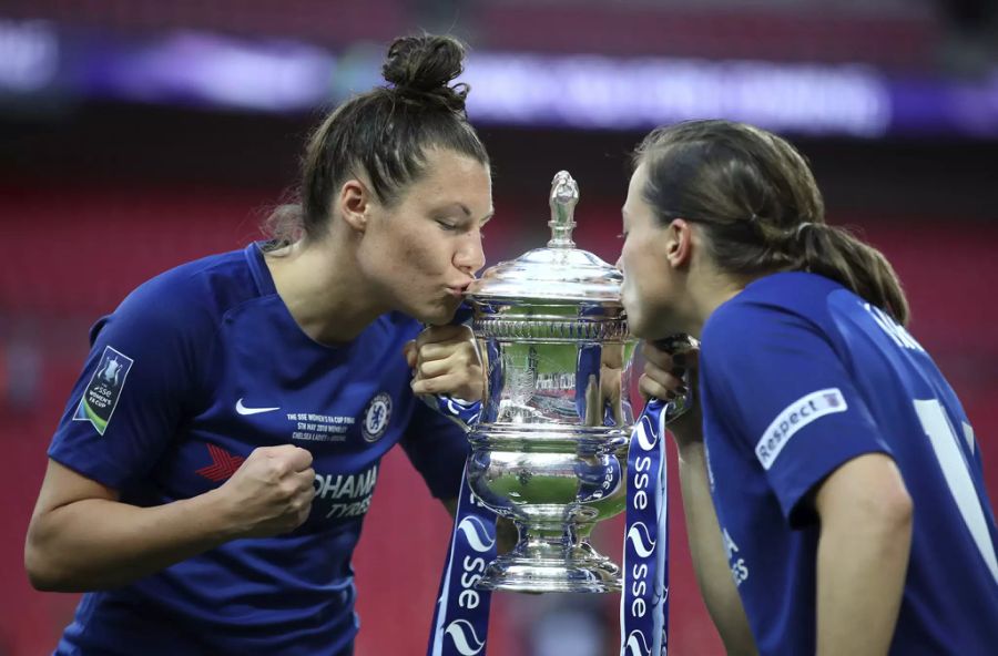 Ramona Bachmann gewann im Jahr 2018 den FA Womens Cup mit Chelsea.