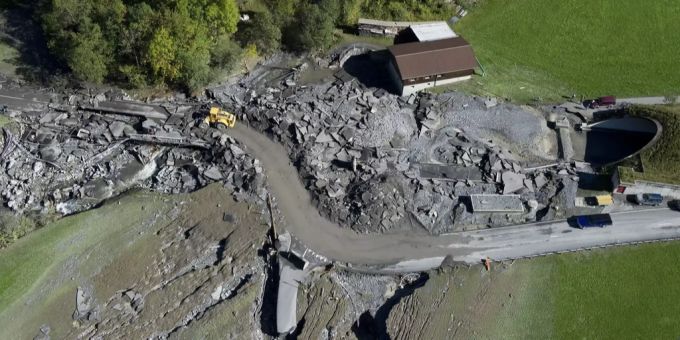 Die Kantonsstrasse zwischen Frutigen und Kandersteg sind nach heftigen Unwetter verschüttet und beschädigt. Frutigen