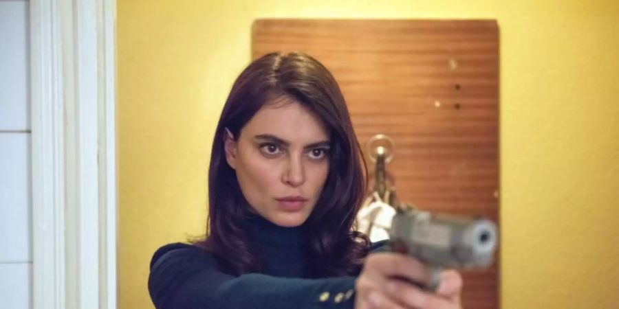 Catrinel Marlon spielt in «La Gomera» die Gangsterbraut Gilda. Foto: Vlad Cioplea/Alamode Film/dpa