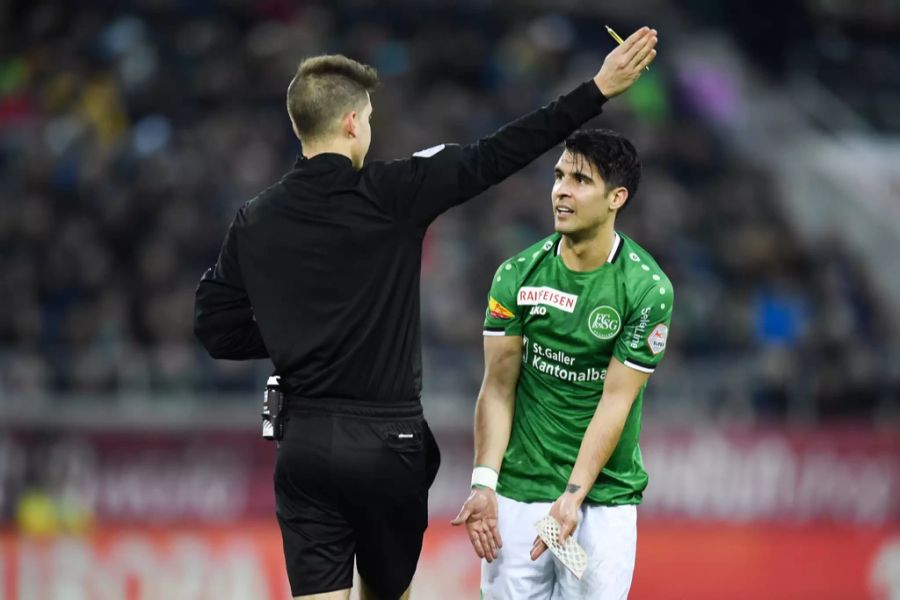 Schiedsrichter Piccolo schickt St.Gallens Ruiz nach einer Tätlichkeit vom Feld.