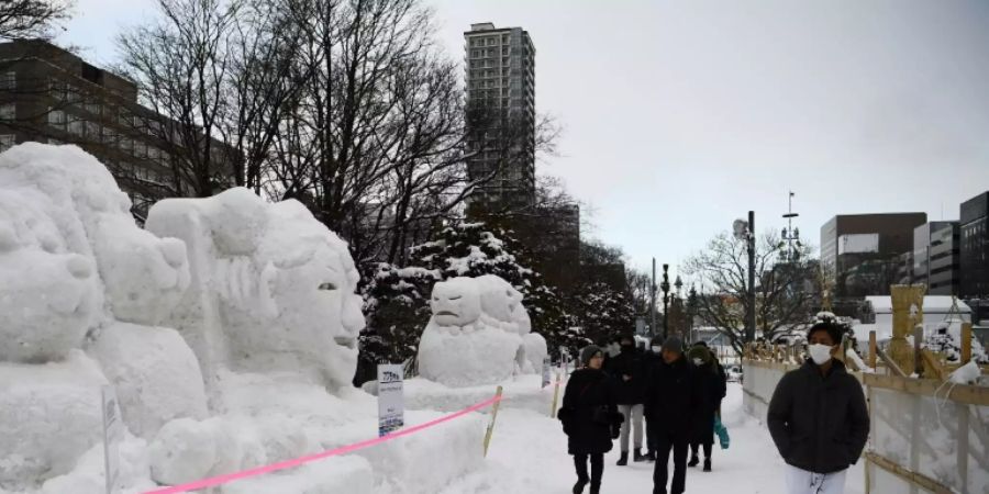 Visiteurs au festival de la neige de Sapporo, dans le nord du Japon, le 4 février 2020