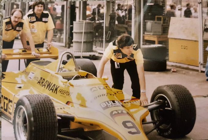 Bruno Flückiger (rechts) mit dem ATS von Marc Surer bei einem Formel 1-GP im Jahr 1980. ATS Surer Flückiger