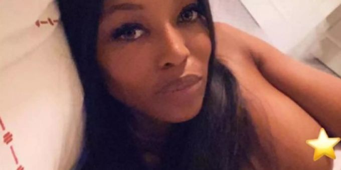 Die Hüllen fallen - Naomi Campbell zeigt Busenblitzer mit fast 50