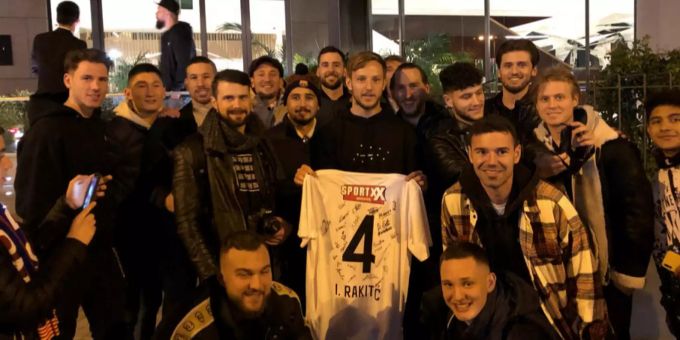 Die Spieler des FC Breitenrain mit Barça-Spieler Ivan Rakitic. FC Breitenrain Ivan Rakitic