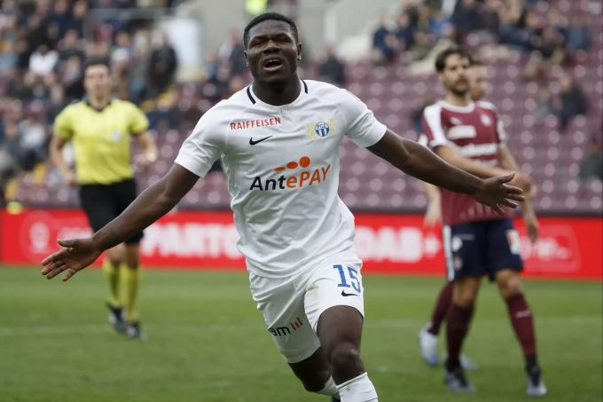 Aiyegun Tosin trifft zum zwischenzeitlichen 1:1 für den FCZ gegen Servette FC: FCZ Servette FC