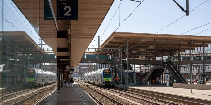 Am Bahnhof Zollikofen soll mehr Platz für Fussgänger und Velofahrer entstehen. zollikofen