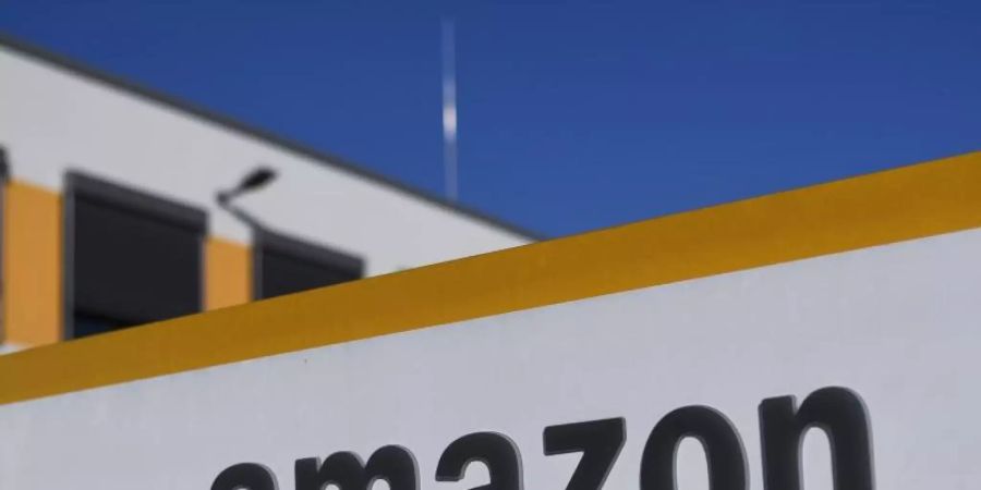 Das Logo des Online-Händlers Amazon ist an einem Logistikzentrum zu sehen. Foto: Ina Fassbender/dpa