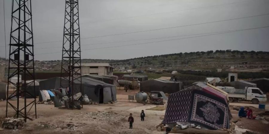 Kinder spielen in einem Lager in der Nähe der Stadt Idlib in Syrien. Foto: Felipe Dana/AP/dpa