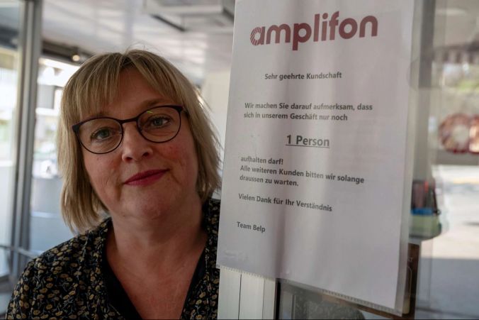 Annette Volz darf ihr Hörgerätegeschäft noch offen haben, aber lässt nur noch eine Person hinein