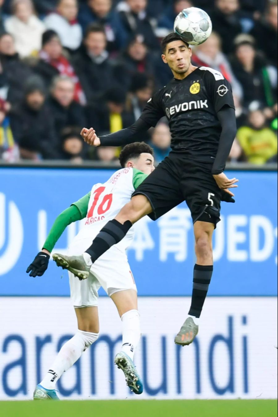 Achraf Hakimi gewinnt das Luftduell gegen Augsburgs Ruben Vargas.