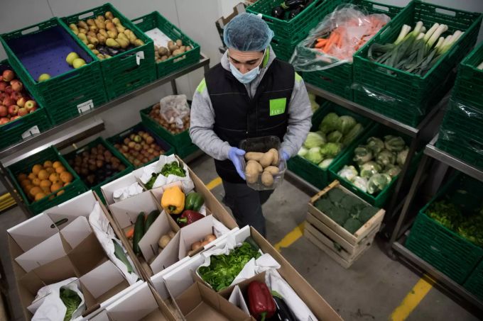 Das Verteilzentrum «Tior» in Cadenazzo, wo das Obst und Gemüse der Tessiner Produzenten zur Verteilung an die Grossverteiler und andere Abnehmer wie Tessiner Gastrobetriebe gesammelt wird, am Dienstag, 24. März 2020. Ohne die vielen ausländischen Erntehelfer, die wegen des grassierenden Coronavirus (Covid-19) nicht einreisen dürfen, stehen die Gemüseproduzenten bei der Ernte und der Verteilung ihrer Waren vor grossen Herausforderungen. Im Verteilzentrum sammelt sich im grossen Kühlhaus auch der Überschuss, der zur Zeit nicht an die Tessiner Gastronomie verkauft werden kann. CORONAVIRUS, VIRUS, COVID-19, COVID 19, LANDWIRTSCHAFT, GEMUESEANBAU, ANBAU, ERNTE,