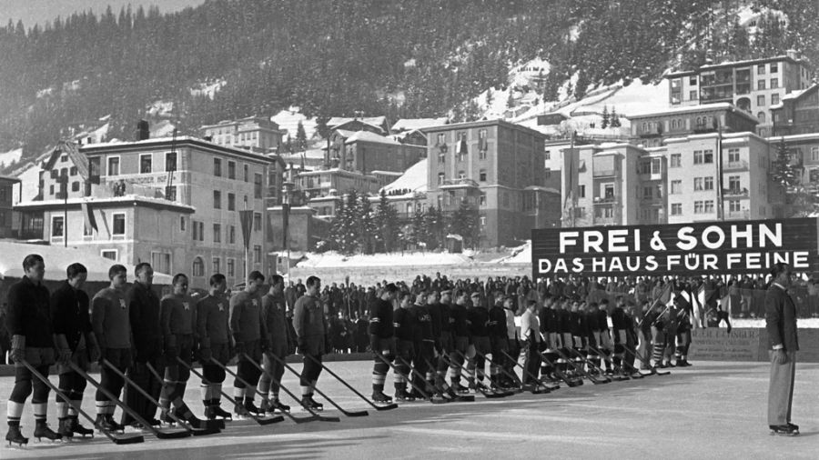 Die Schweizer Hockey-Nati (ganz rechts) an der Eishockey WM 1935 in Davos.