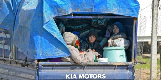 Syrische Flüchtlinge fliehen aus der umkämpften Provinz Aleppo Syrische Flüchtlinge fliehen aus der umkämpften Provinz Aleppo