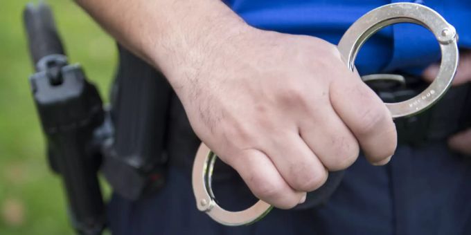 Basel - Kriminalbeamter wegen erzwungenem Zungenkuss vor Gericht