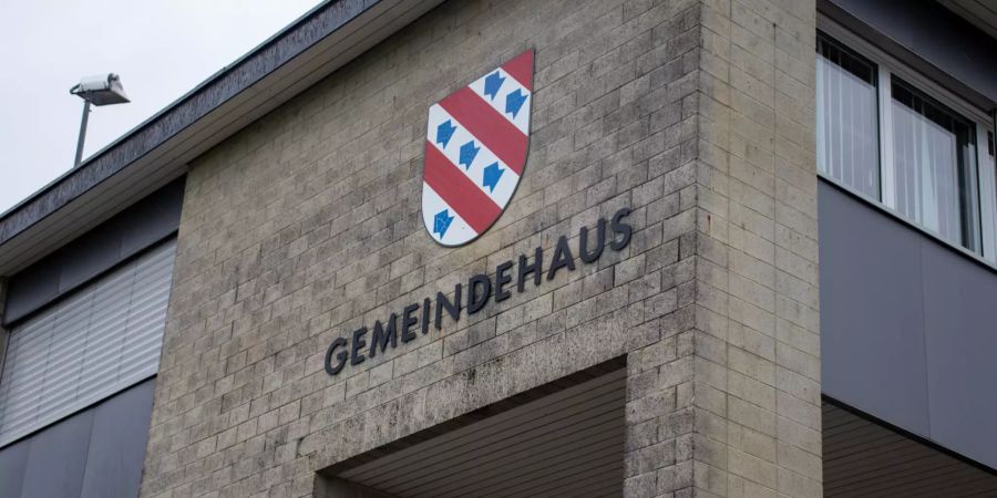 Die Gemeindeverwaltung mit dem Wappen von Büttikon.