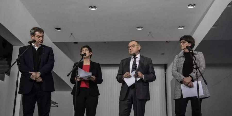 CSU-Chef Markus Söder (l-r), die CDU-Vorsitzende Annegret Kramp-Karrenbauer und die SPD-Chefs Norbert Walter-Borjans und Saskia Esken informieren nach Ende der Sitzung des Koalitionsausschusses die wartenden Journalisten. Foto: Paul Zinken/dpa