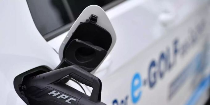 Der Betriebsrat des Autokonzerns Volkswagen hat sich für eine europaweite Quote zum Aufbau von Ladestationen für Elektroautos ausgesprochen. Foto: Martin Schutt/dpa-Zentralbild/dpa Der Betriebsrat des Autokonzerns Volkswagen hat sich für eine europaweite Quote zum Aufbau von Ladestationen für Elektroautos ausgesprochen. Foto: Martin Schutt/dpa-Zentralbild/dpa