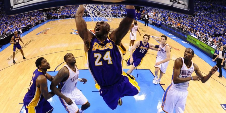 Kobe Bryant war einer der erfolgreichsten Basketballer. Von 1996 bis 2016 spielte er für die Los Angeles Lakers und führte sie zu fünf NBA-Meister-Titeln.