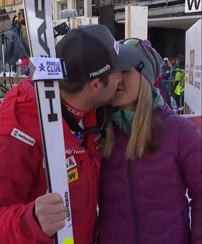 Beat Feuz holt sich bei Freundin Katrin Triendl den verdienten Siegerkuss ab. Lauberhorn
