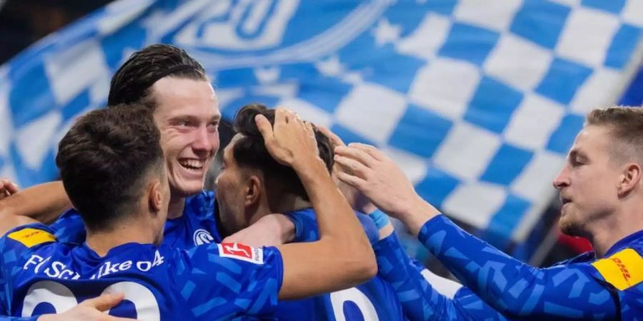 Die Schalker besiegten Borussia Mönchengladbach zum Rückrunden-Auftakt mit 2:0. Foto: Rolf Vennenbernd/dpa