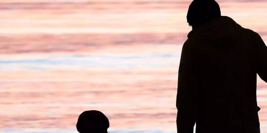 Wissenschaftler stellten fest, dass es einen Zusammenhang zwischen der Kommunikation mit dem Vater und der Gesundheit der Kinder gibt. Foto: Bernd Wüstneck/zb/dpa
