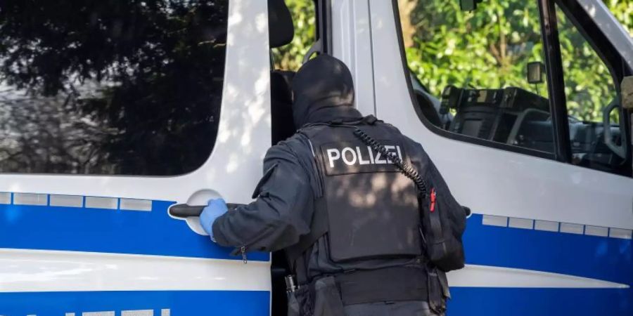 Ein Polizist während der Razzia in Gummersbach in der vergangenen Woche. Foto: Markus Klümper/dpa