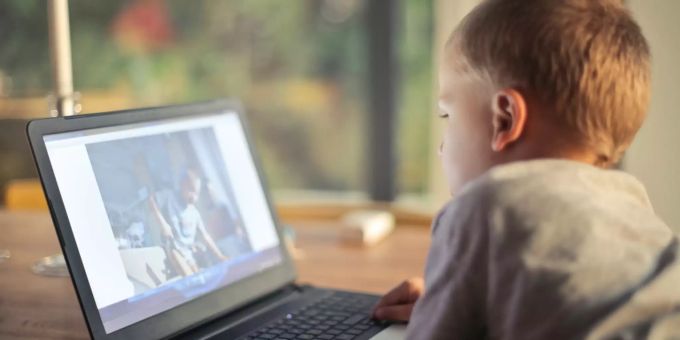 Es gibt auch in der Isolation viele Beschäftigungsmöglichkeiten. Junge vor Laptop