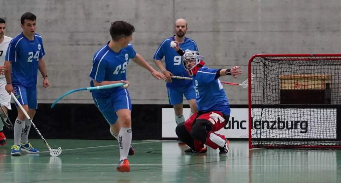 Russo (Goalie) lanciert Dubach für ein Konter. Räber (24) und Reusser (91) schauen gespannt zu. UHC Lenzburg