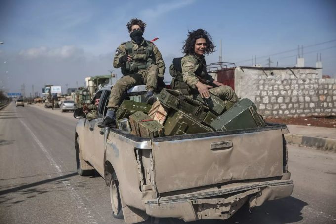Kämpfer der Nationalen Befreiungsfront (NFL) patrouillieren auf einer Strasse. Konflikt in Syrien