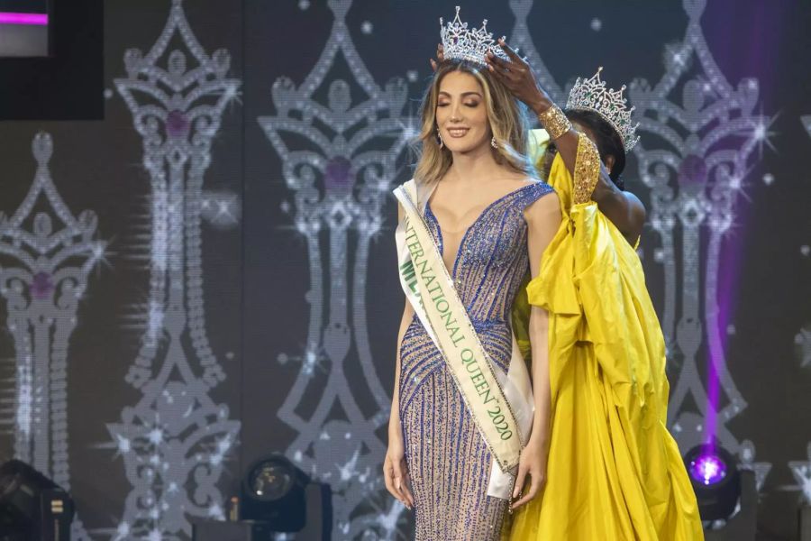 Auf der Bühne im Ort Pattaya überreichte die letztjährige Gewinnerin, Jazelle Barbie Royale, ihrer Nachfolgerin Schärpe und Tiara.