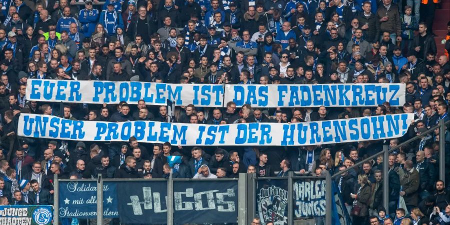 Auch dieses Banner hielten Fans von Schalke 04 im Spiel der Bundesliga gegen Hoffenheim in die Höhe.