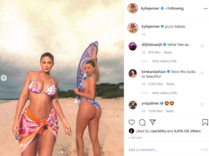 Gemeinsam mit Model Anastasia Karanikolaou setzt Kylie Jenner ihre Kurven gekonnt in Szene. Kylie Jenner